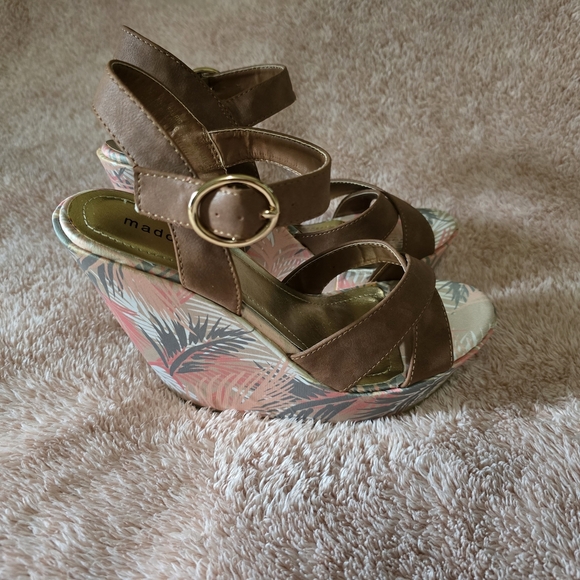 Steve Madden Brown Wedges with Elegant Design - Picture 1 of 3
